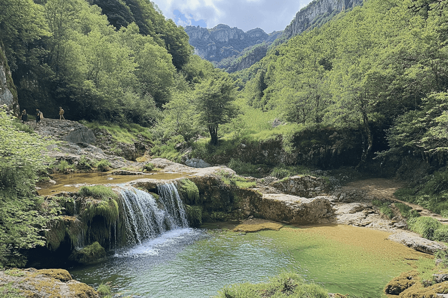 Explora Asturias: desde la Cascada de Bedón hasta los cañones de Las Xanas. Descubre cuevas, playas y montes lejos del turismo masivo. Ideal para aventureros.