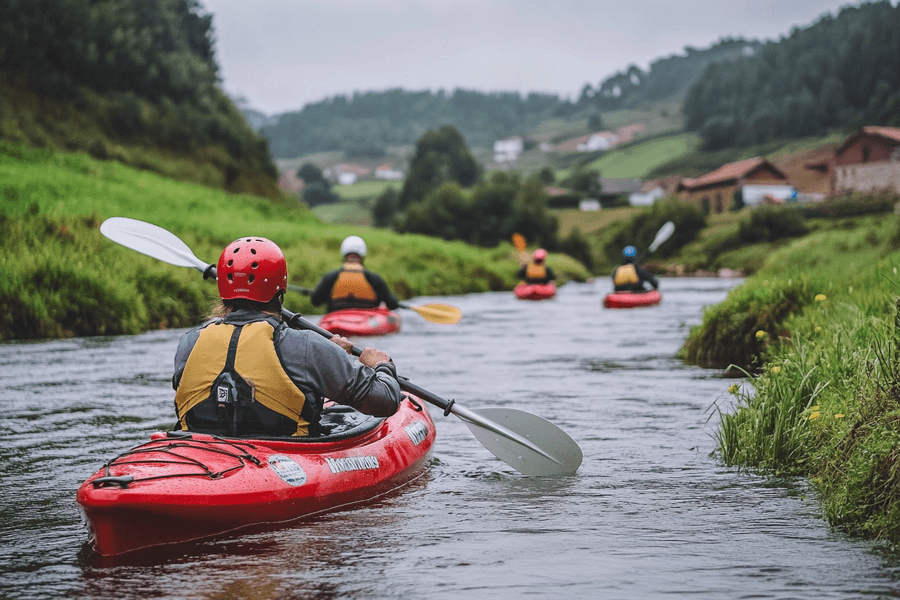Experimenta la emoción del descenso en canoa. Con equipamiento adecuado y técnicas de remo, vive una aventura segura e inolvidable para todos los niveles.